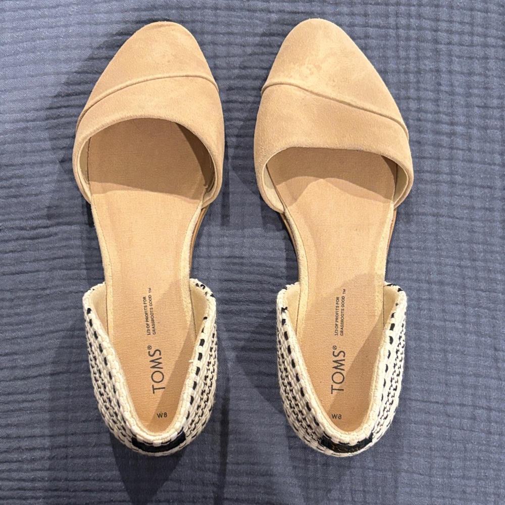 TOMS Women's Beige and Black Jutti Flats
